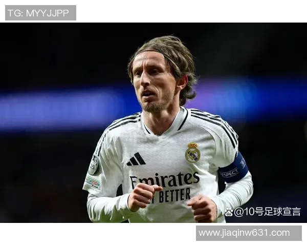 蓝色12号球衣足球明星的传奇故事与场上风采解析 蓝色12号球衣足球明星的传奇故事与场上风采解析