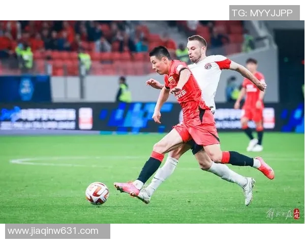 足球明星亲自赠送球服给球迷传递温暖与激情的感人故事 足球明星亲自赠送球服给球迷传递温暖与激情的感人故事